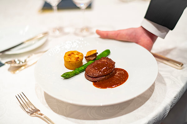 会食　パーティ　宴会　宴会場　バンケット　コース料理　西洋料理　日本料理