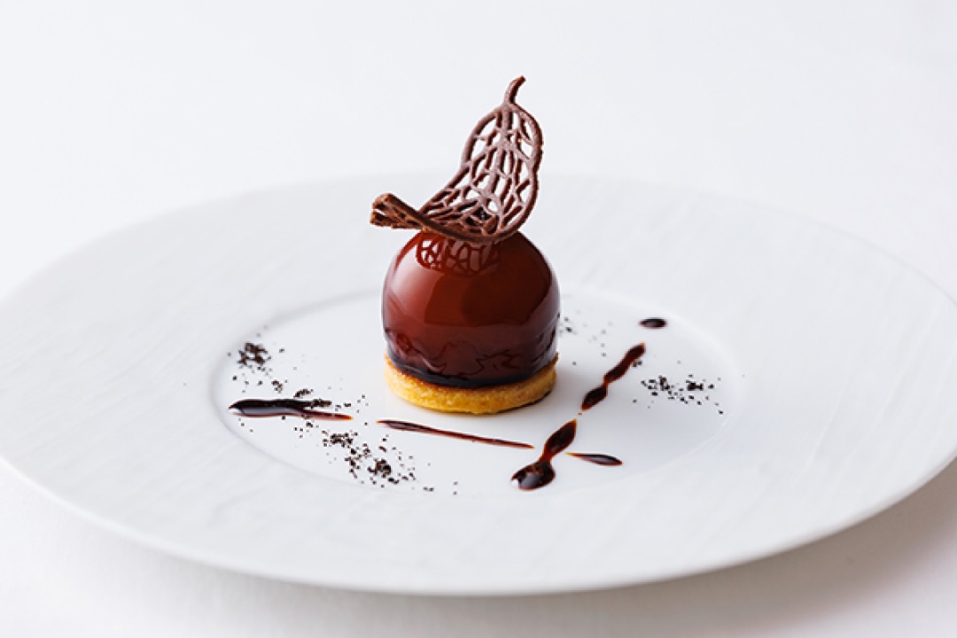 料理長 池内 英治のスペシャリテ「フォワグラの小さなボール仕立て コーヒー風味 FOURGRAINS風」