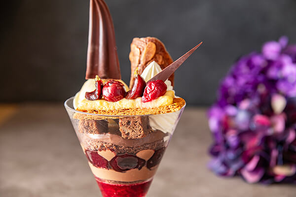 チョコレートとチェリーのパフェ