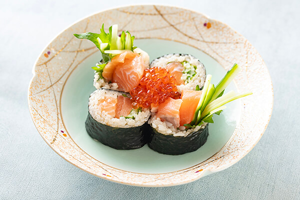 季節の単品料理 「サーモン巻き　いくら掛け」