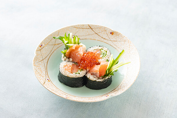 季節の単品料理 「サーモン巻き　いくら掛け」