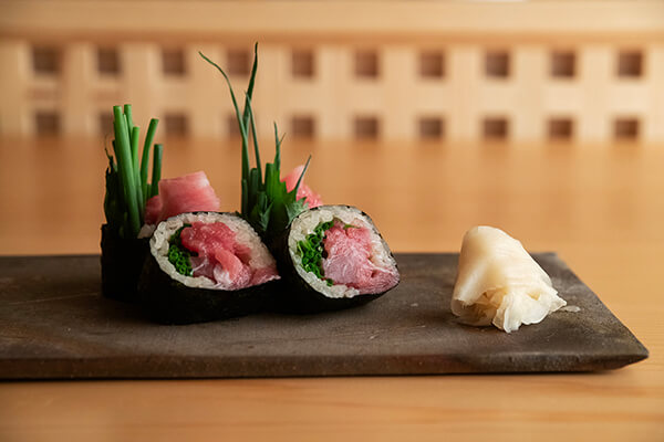 季節の単品料理 「サーモン巻き　いくら掛け」